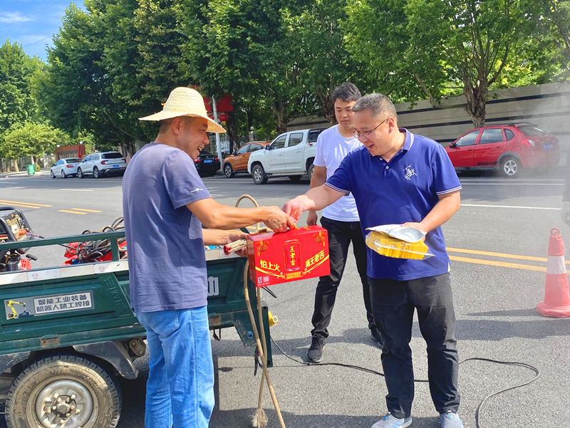 仙桃公司積極開展“情系職工夏送清涼”活動.png