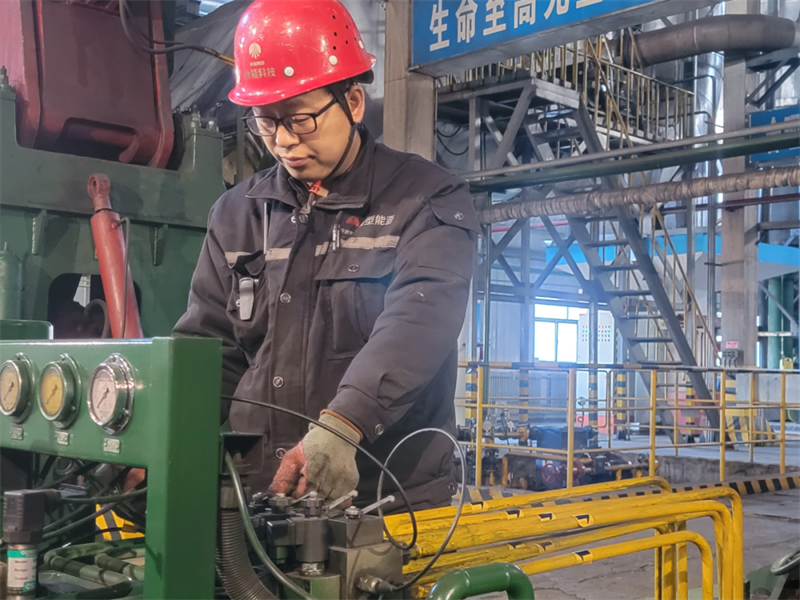 堅守崗位 詮釋最美“敬業(yè)福”.png