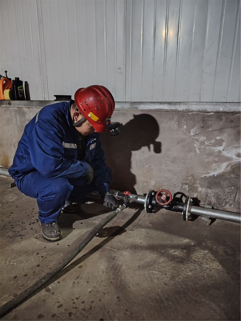 機修班長吳立忠在破碎車間暖氣疏通管道.png
