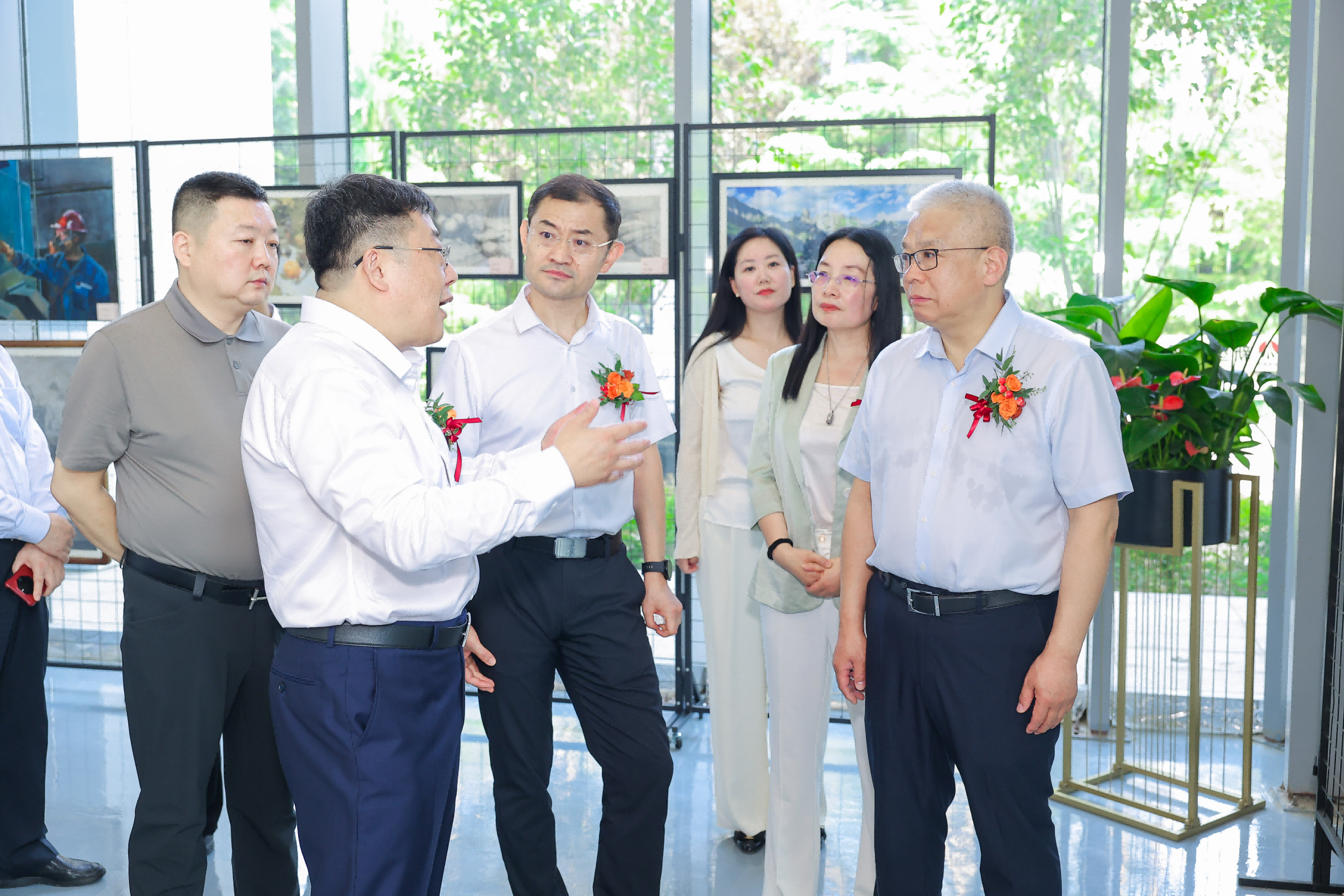 新型能源公司舉辦“翰墨光影繪十載 二次創業啟新程”主題書畫攝影展